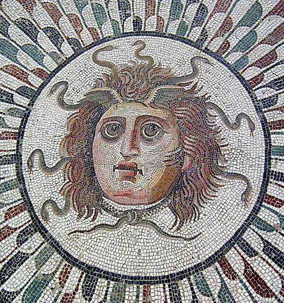 Mosaïque de Méduse exposée au musée archéologique de Sousse Mosaïque de Méduse exposée au musée archéologique de Sousse